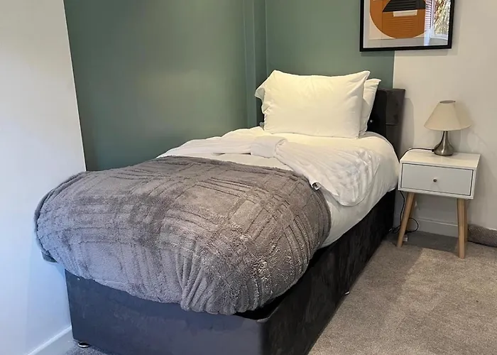 Contractors, Sleeps 8, 5 Bed, Driveway, Wi-Fi