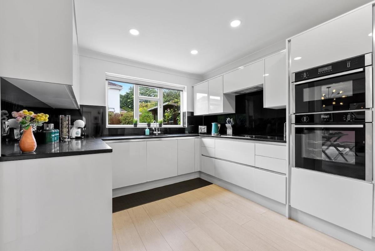 Contractors, Sleeps 8, 5 Bed, Driveway, Wi-fi *