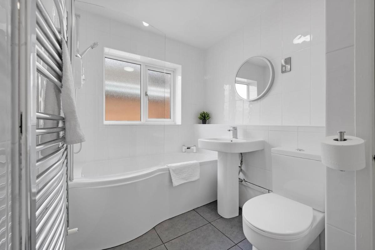 Holiday home Contractors, Sleeps 8, 5 Bed, Driveway, Wi-fi *
