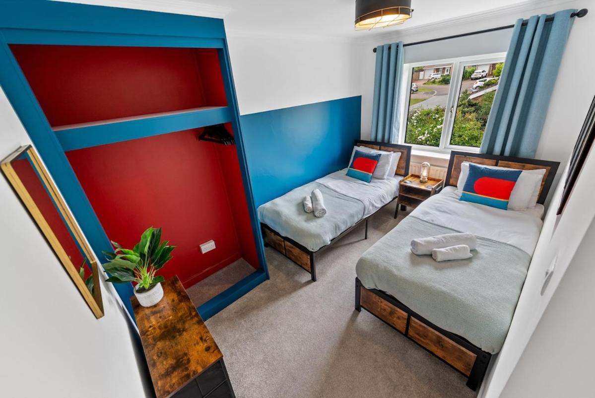 Holiday home Contractors, Sleeps 8, 5 Bed, Driveway, Wi-fi Birmingham