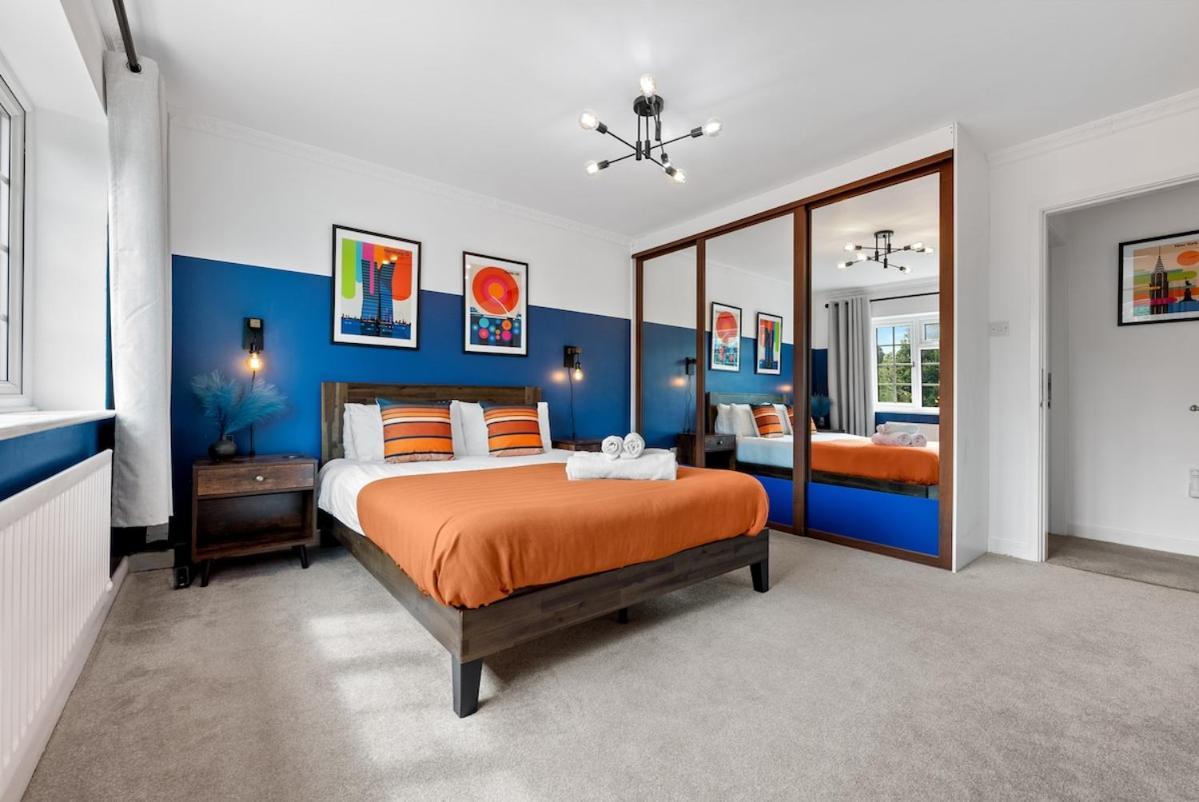 Holiday home Contractors, Sleeps 8, 5 Bed, Driveway, Wi-fi *