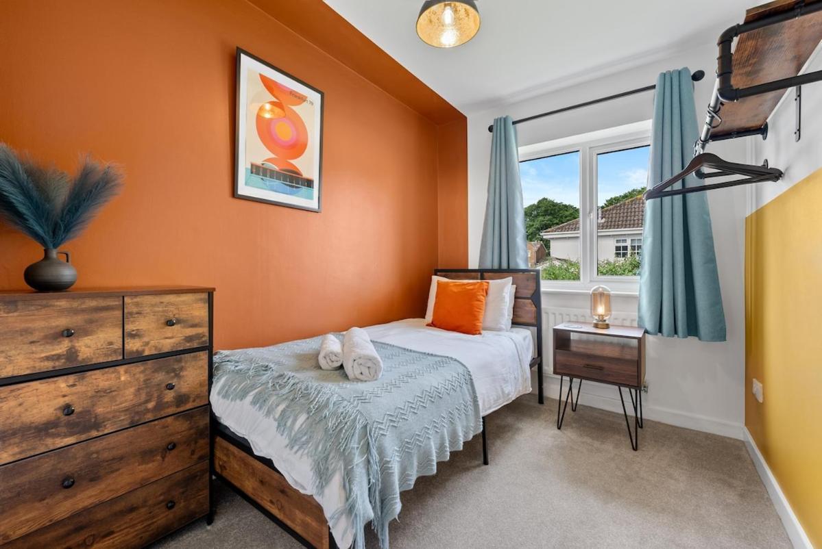 Contractors, Sleeps 8, 5 Bed, Driveway, Wi-fi *