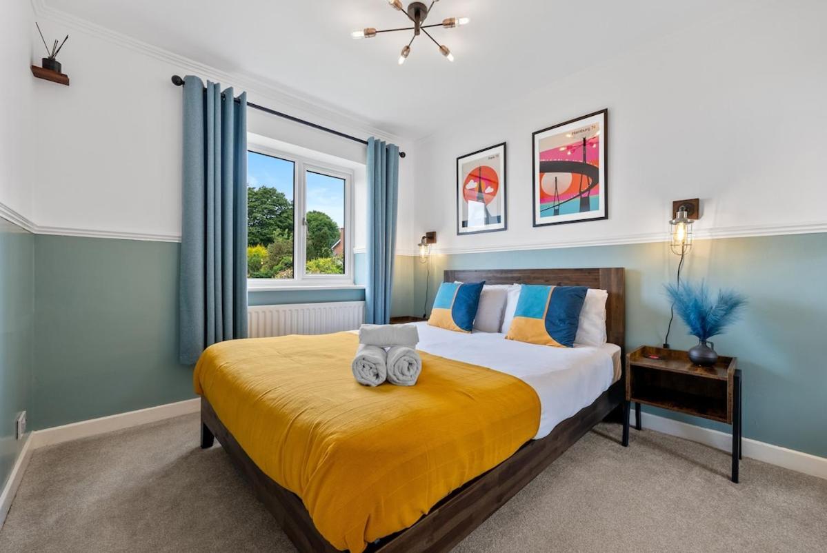 Holiday home Contractors, Sleeps 8, 5 Bed, Driveway, Wi-fi *