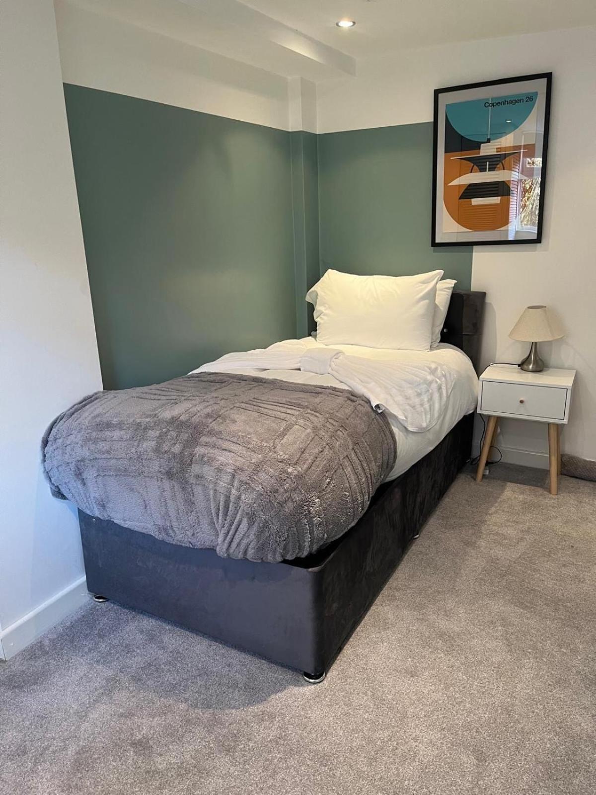 Holiday home Contractors, Sleeps 8, 5 Bed, Driveway, Wi-fi Birmingham