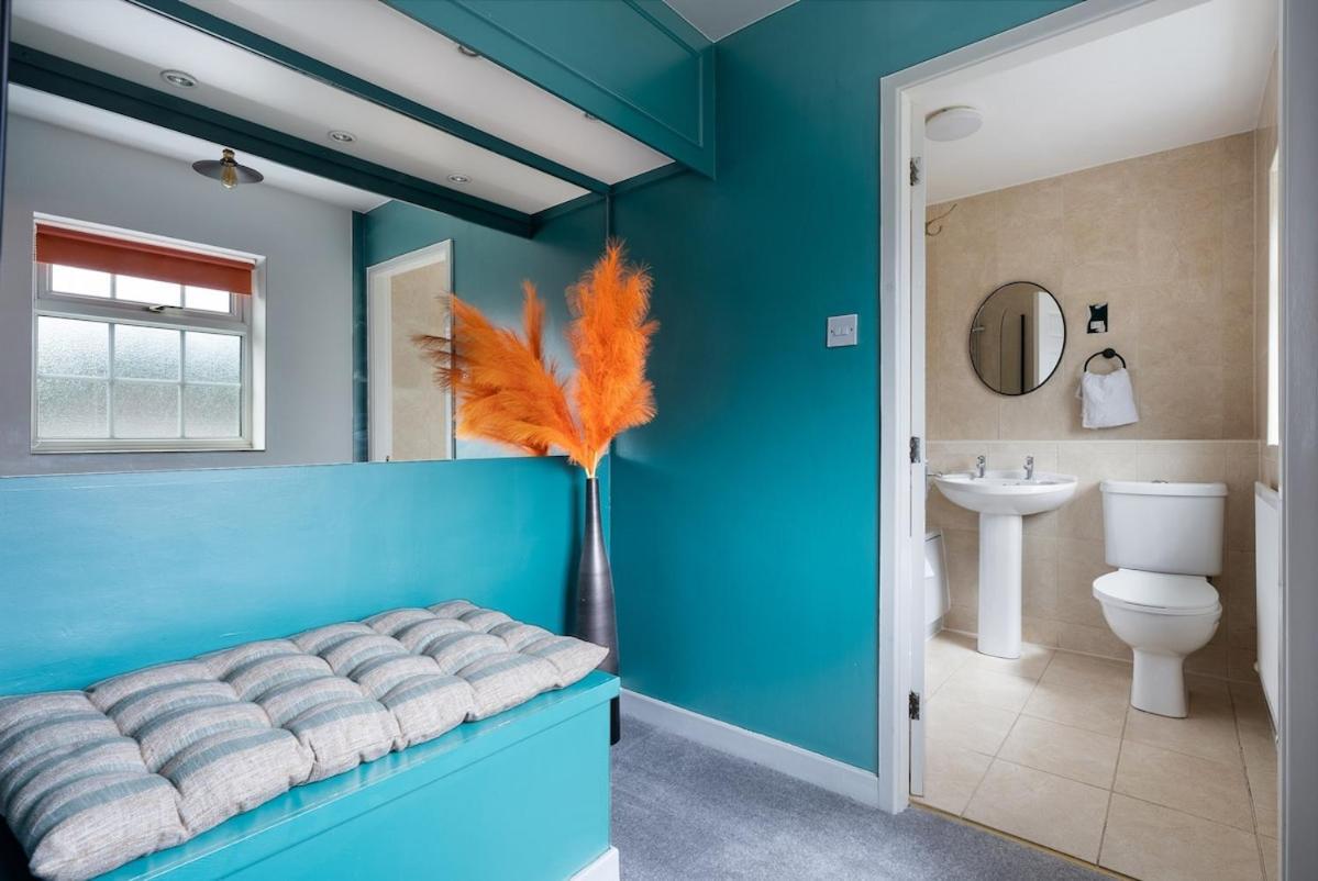 Contractors, Sleeps 8, 5 Bed, Driveway, Wi-fi Holiday home Birmingham
