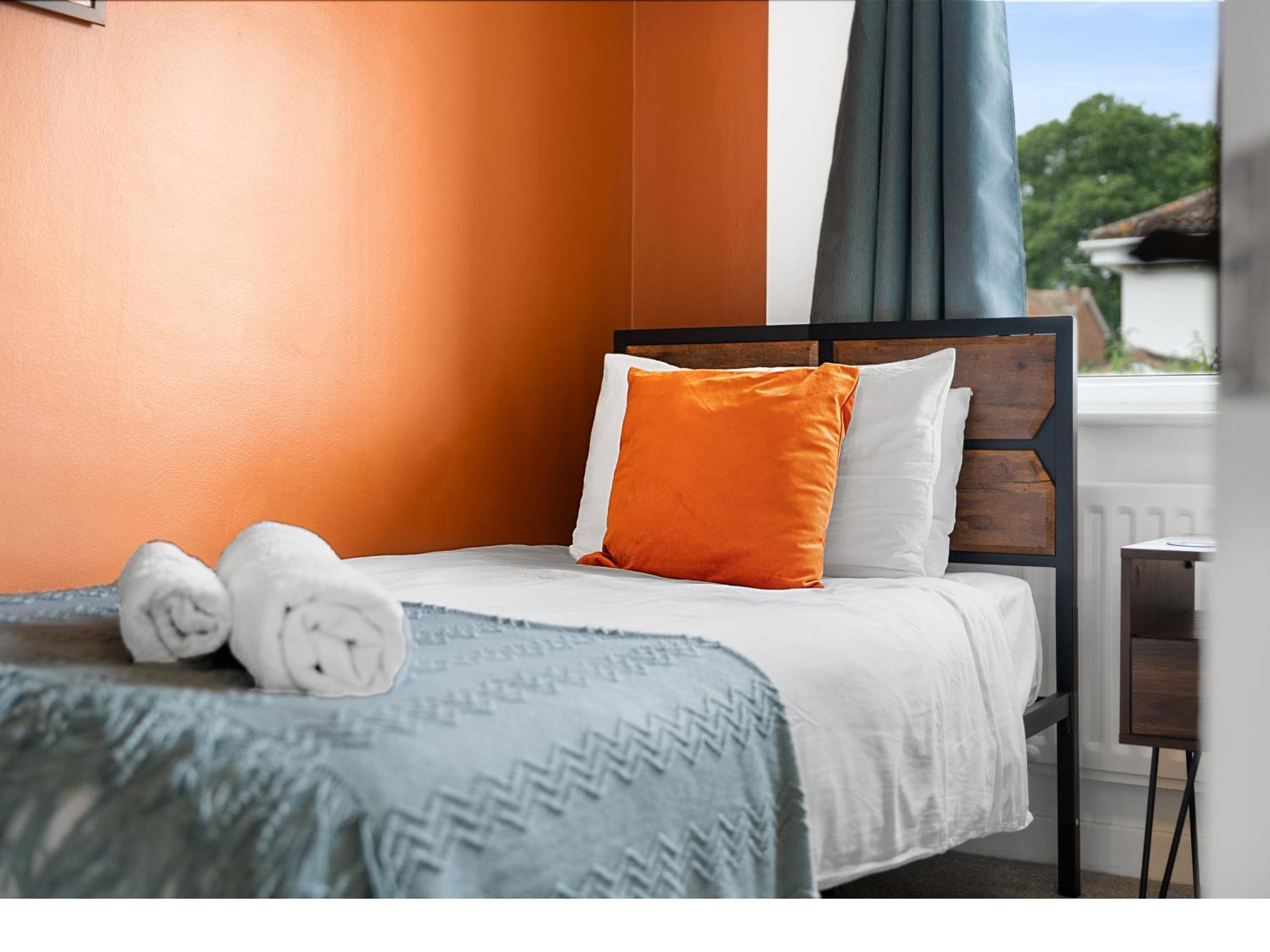 Contractors, Sleeps 8, 5 Bed, Driveway, Wi-fi *