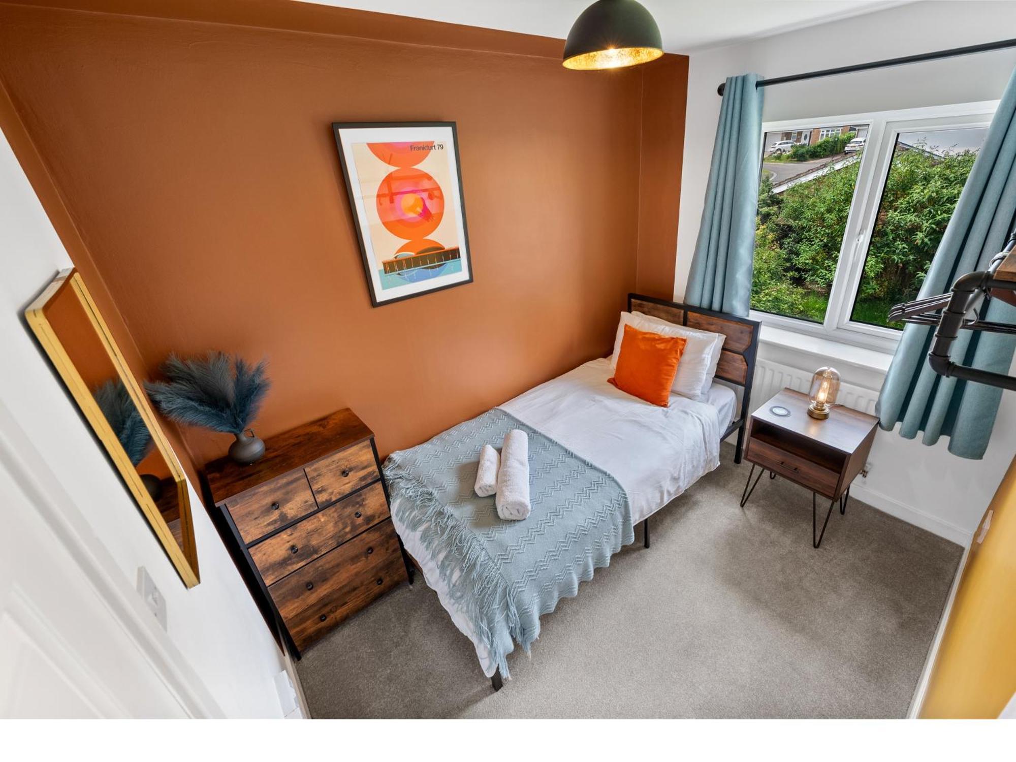 Contractors, Sleeps 8, 5 Bed, Driveway, Wi-fi Holiday home