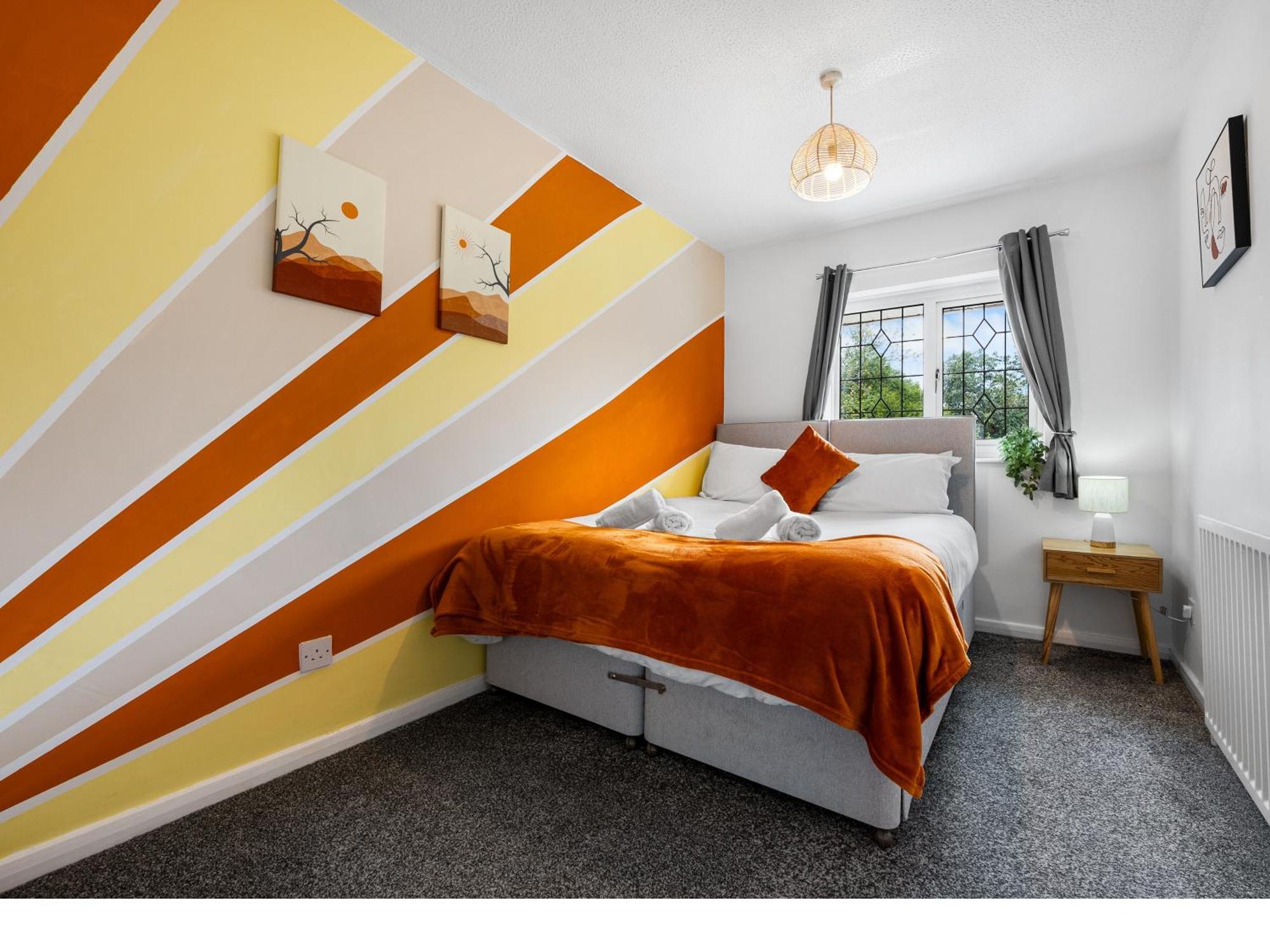 Contractors, Sleeps 8, 5 Bed, Driveway, Wi-fi Holiday home