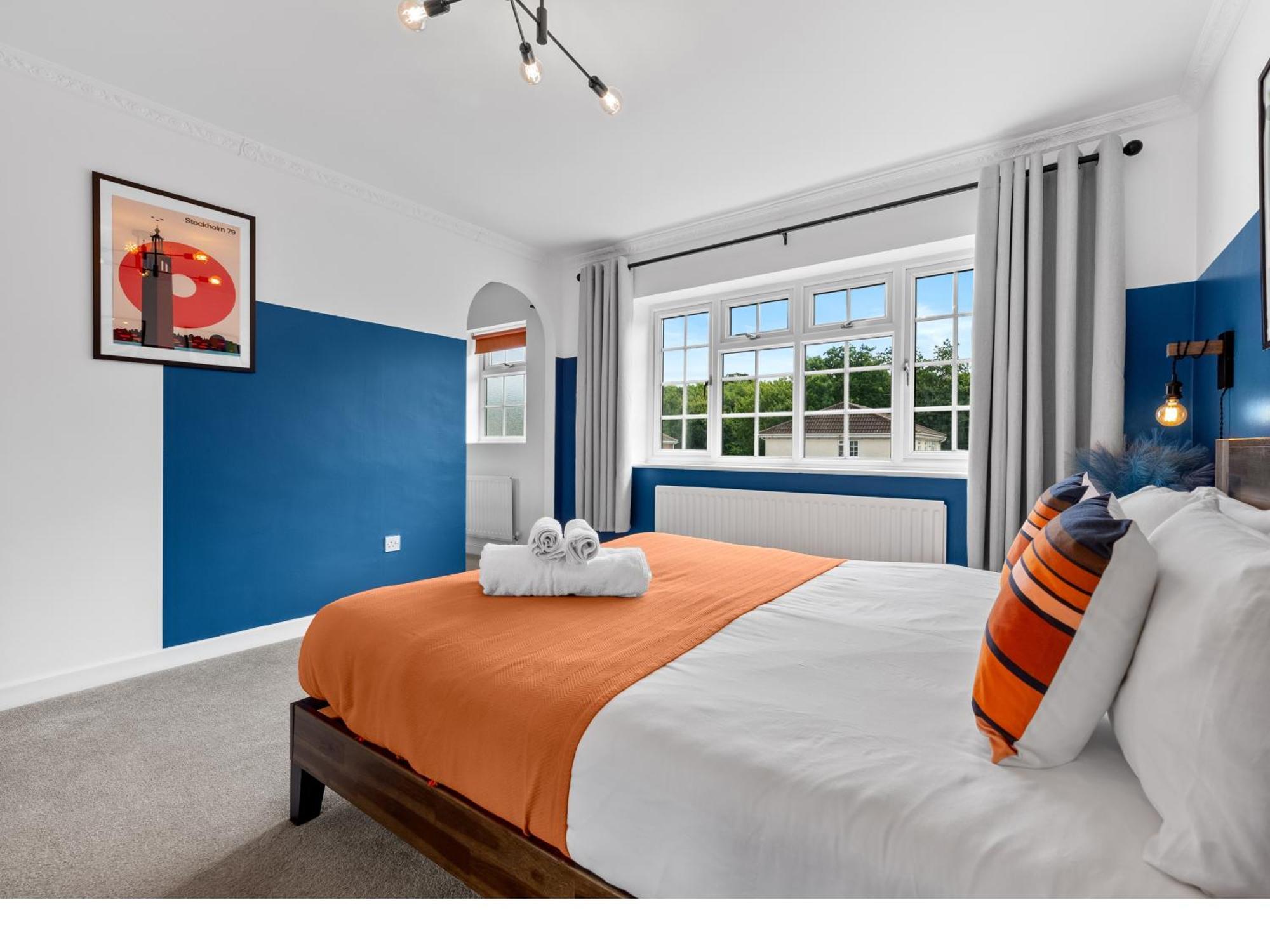 Holiday home Contractors, Sleeps 8, 5 Bed, Driveway, Wi-fi *