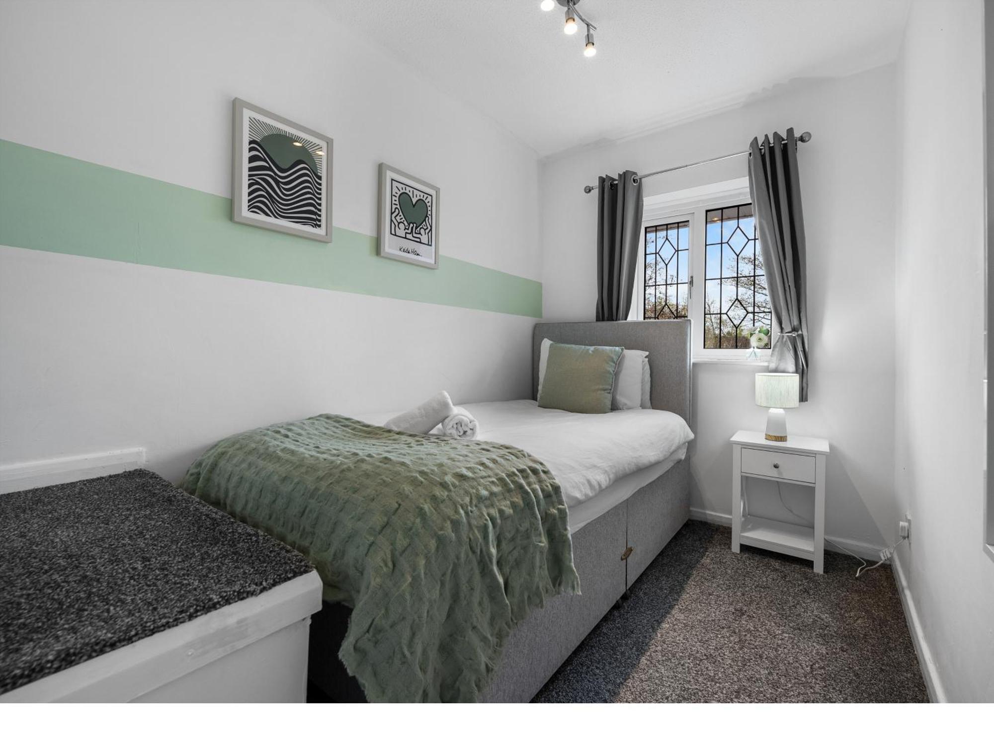 Contractors, Sleeps 8, 5 Bed, Driveway, Wi-fi *