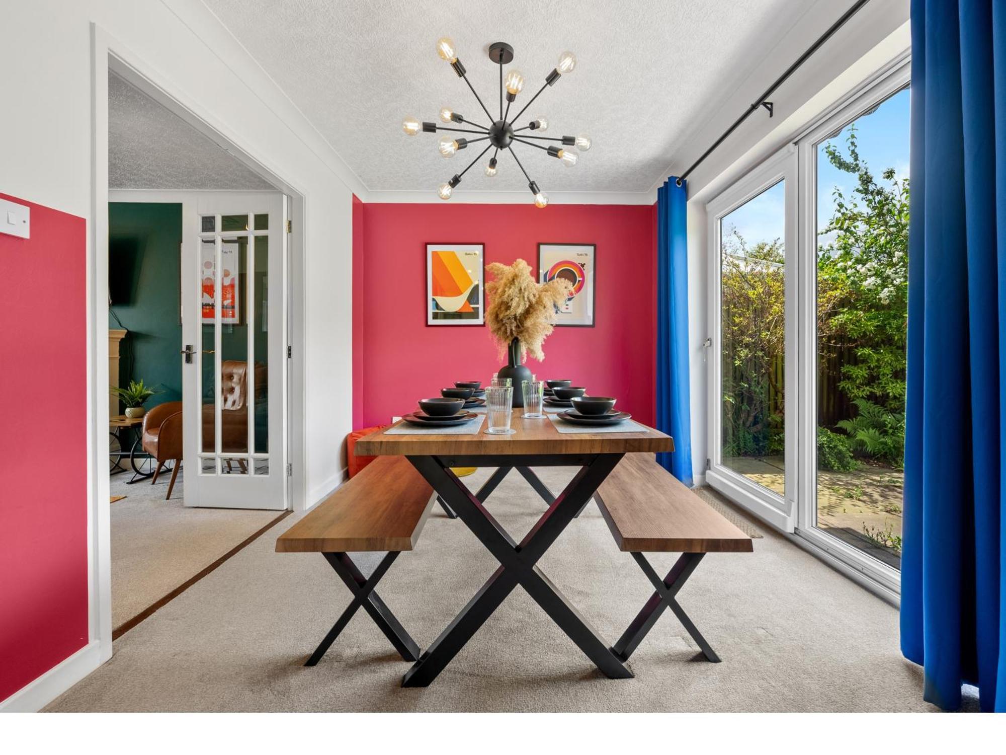 Holiday home Contractors, Sleeps 8, 5 Bed, Driveway, Wi-fi *