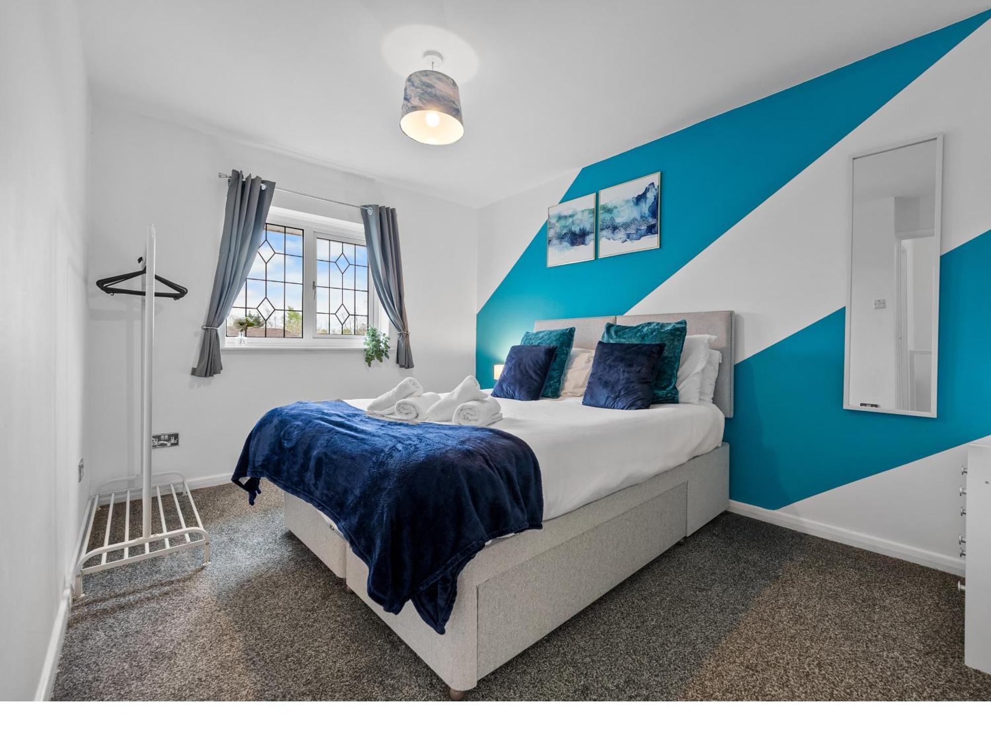 Contractors, Sleeps 8, 5 Bed, Driveway, Wi-fi Holiday home *